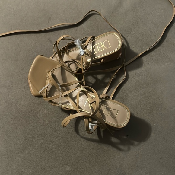 Deltan Fawn Nude Tan Ankle Wrap Strappy Block Heel Thong Dress Sandals 8M NWT. - Picture 2 of 2